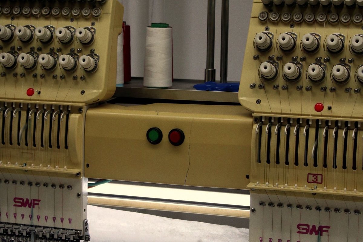Broderie computerizată – mașină industrială